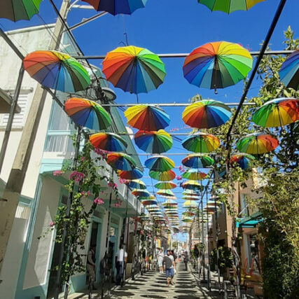 Regenschirme über Straße