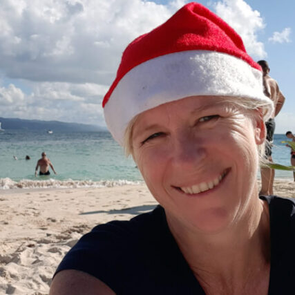 Weihnachtsmütze am Strand
