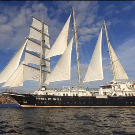 Segeltörn mit Segelboot Running on Waves