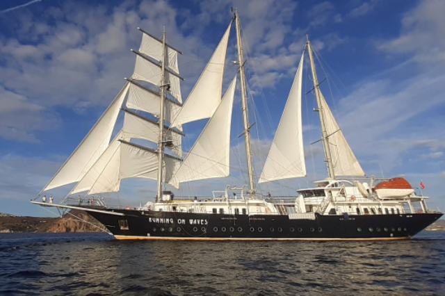 Segeltörn mit Segelboot Running on Waves