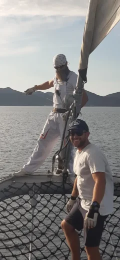 Matrosen auf dem Segelboot