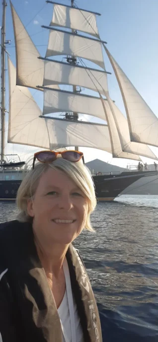 Christina Krauß mit Segelboot