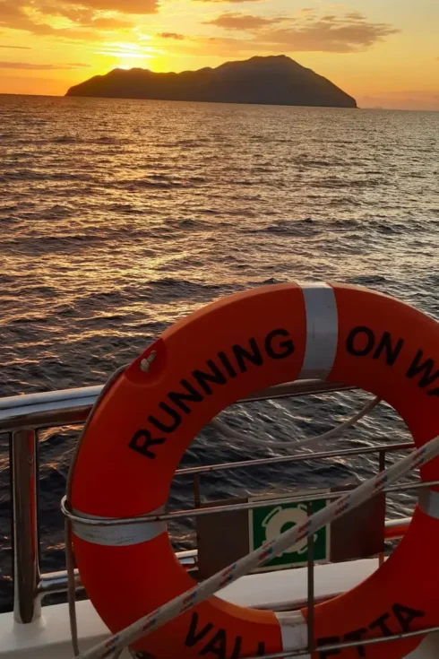 Rettungsring und Sonnenuntergang