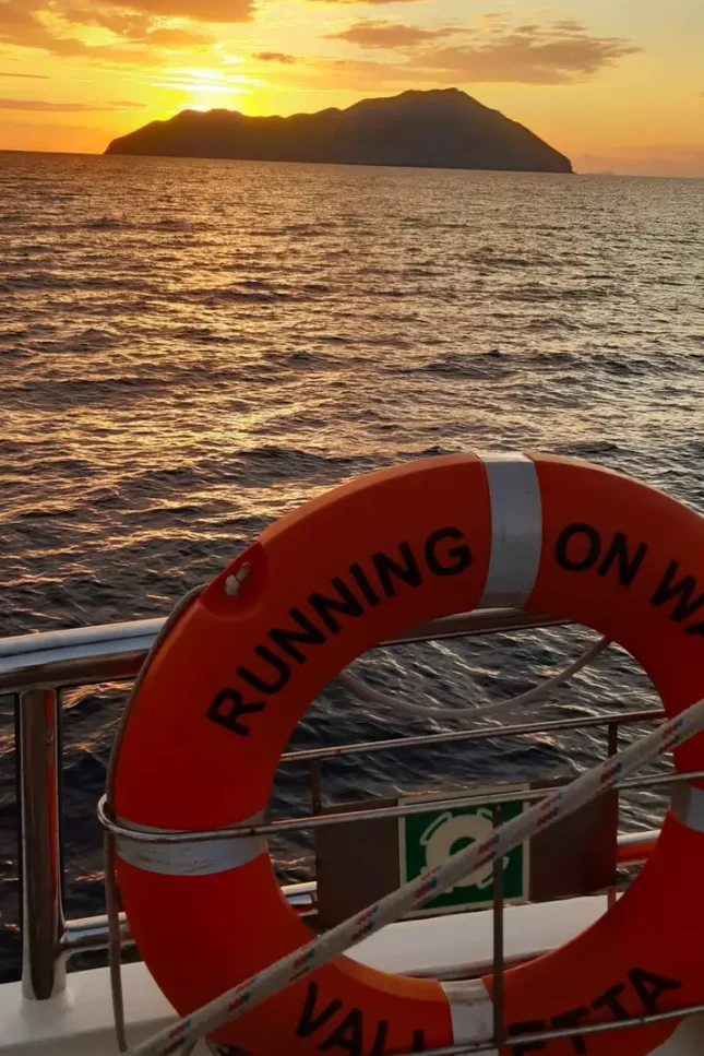 Rettungsring und Sonnenuntergang