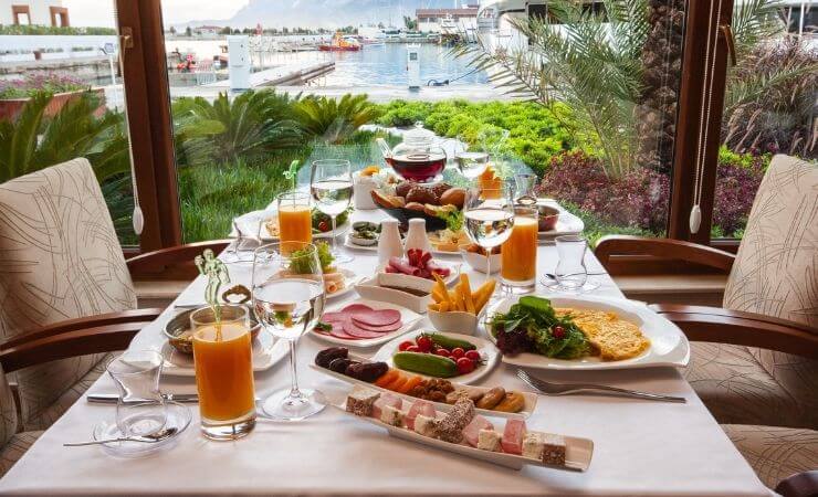 Ausgiebig Frühstücken auf der Pauschalreise