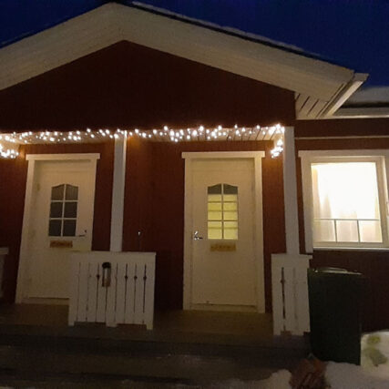 Beleuchtete Unterkunft in Lappland