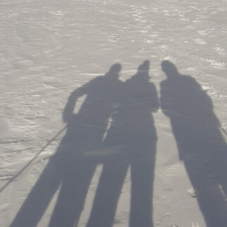Ski Schatten im Schnee