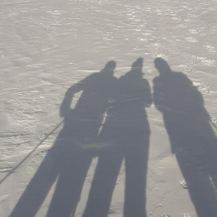 Ski Schatten im Schnee