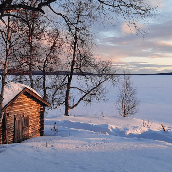 Hütte im Schnee in Lappland