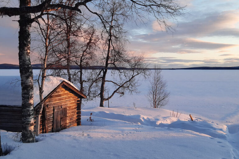 Hütte im Schnee in Lappland