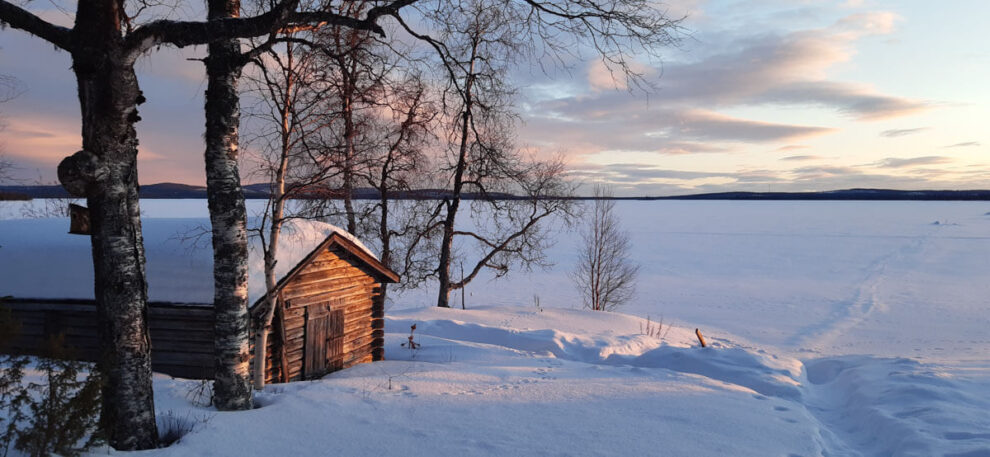 Hütte im Schnee in Lappland