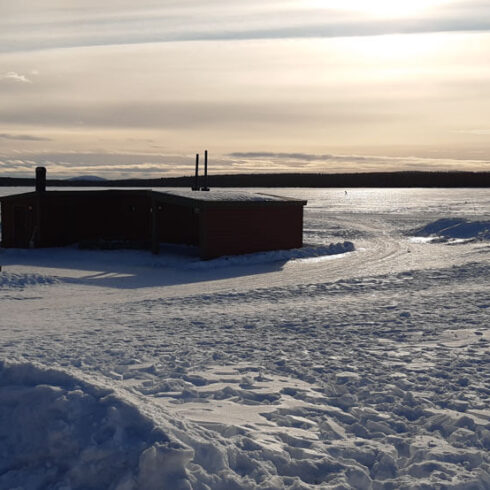 flache Landschaft mit Schnee