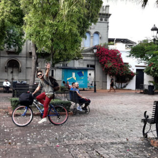 Freundlicher Einwohner auf dem Fahrrad