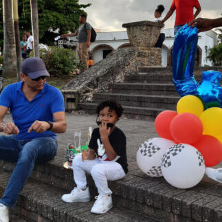 Auf den Stufen mit Luftballoons