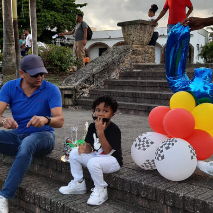 Auf den Stufen mit Luftballoons