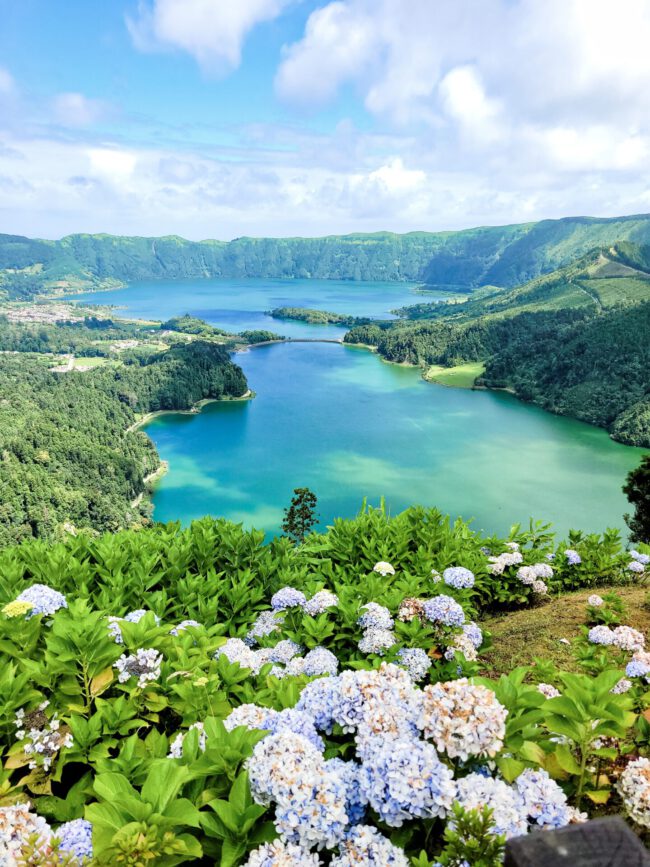 Türkises Wasser umgeben von Bergen auf den Azoren