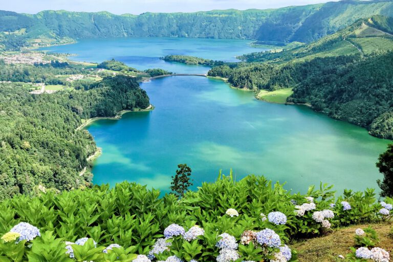 Türkises Wasser umgeben von Bergen auf den Azoren