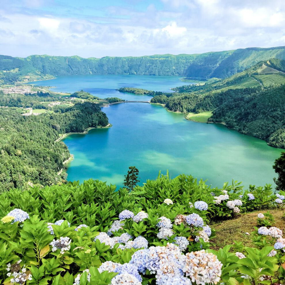 Türkises Wasser umgeben von Bergen auf den Azoren