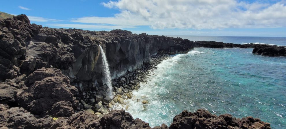 Klippen mit Wasserfall am Meer