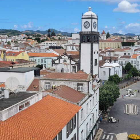 Stadt mit Kirchenturm, im Hintergrund Berge auf den Azoren